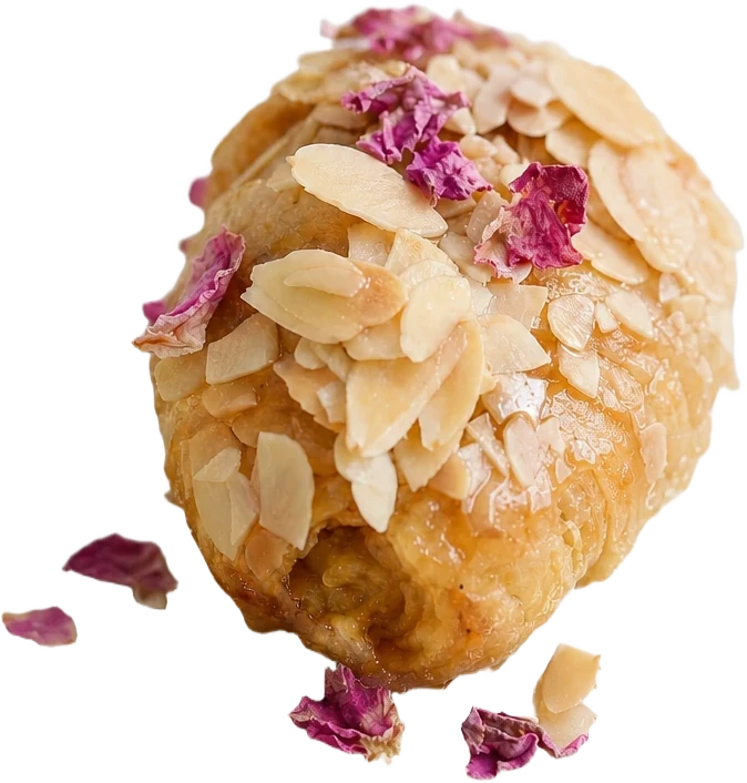 Chausson doré roulé dans les amandes effilées et parsemé de pétales de rose séchés