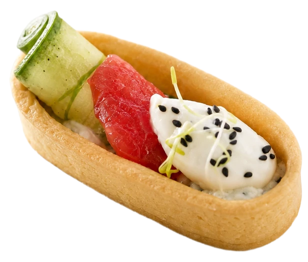 Barquette sablée garnie d'un ruban de courgette, d'un quartier de pastèque et d'une quenelle de fromage frais