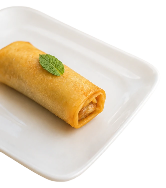 Cigare de brick frit et doré, posé sur une assiette rectangulaire blanche avec une feuille de menthe