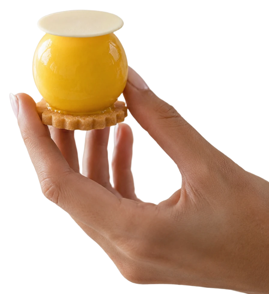 Verrine de crème de citron sur socle de sablé cannelé, tenue entre les doigts